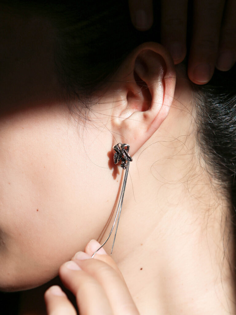 Exquisite vintage flower tassel silver ear studs, with a unique design that adds an elegant atmosphere to the outfit, presenting a romantic scenery on the ear